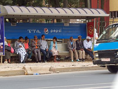 Gente esperando en una parada de bus Addis