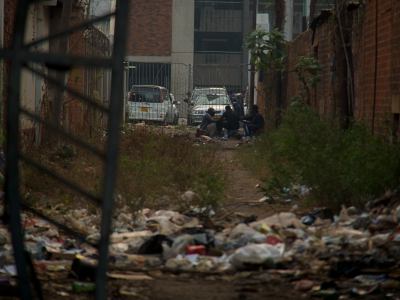 Callejón donde viven los chicos de la calle en Harare