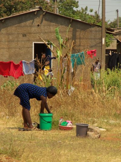 La gente usa agua contaminada en Harare