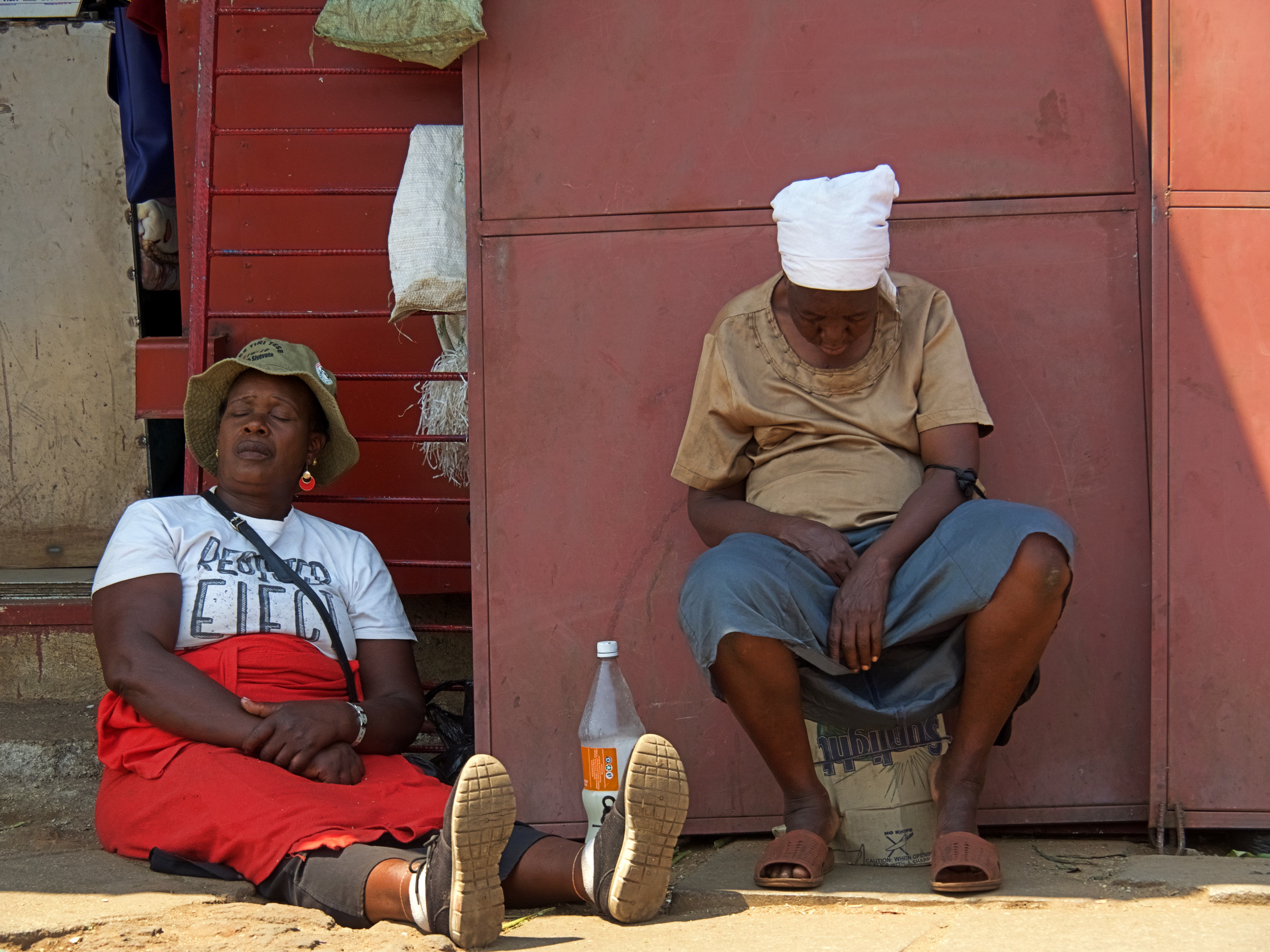 Dos mujeres durmiendo tranquilas en Harare