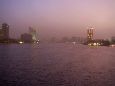 Una fascinante ciudad en la noche El Cairo