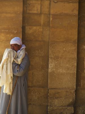 Un vigilante en la entrada de las Pirámides de Giza