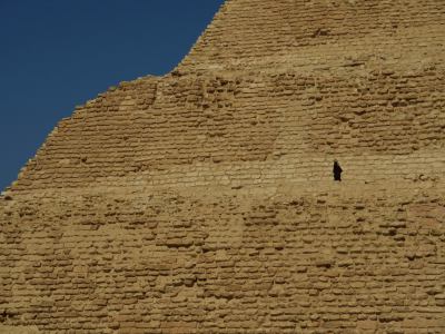 Un hombre en la Pirámide escalonada de Saqqara