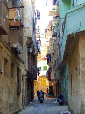Las casas desconchadas en un vieja calle de El Cairo