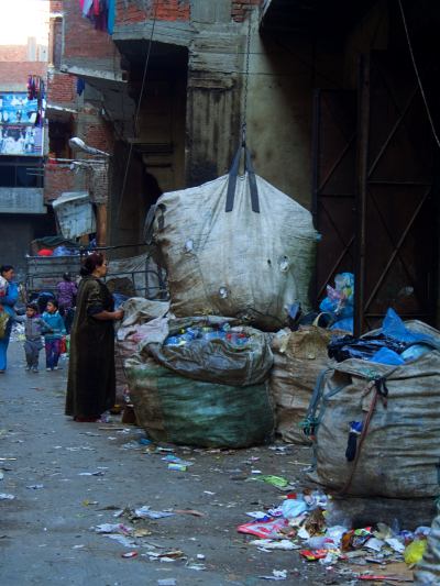 Otra calle de la ciudad de la basura en El Cairo