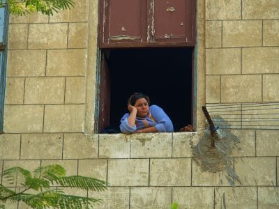 Una mujer mirando al tendido en una calle de El Cairo
