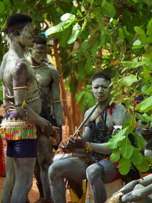 Unos chicos de una comparsa durante el Carnaval de Bissau