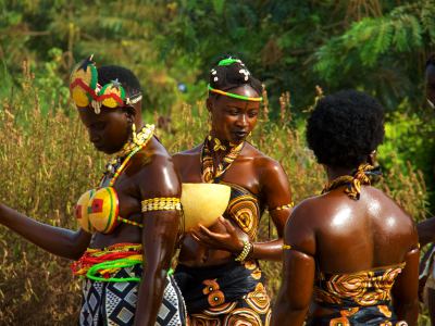 Un grupo de chicas durante el Carnaval de Bissau