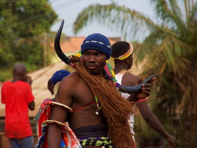 Un chico durante el carnaval de Bissau