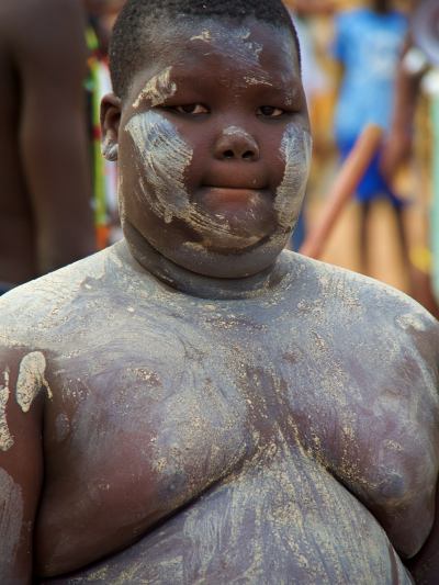 Un adolescente durante el Carnaval de Bissau