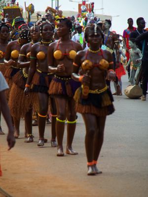 Un grupo de chicas en el Carnaval de Bissau