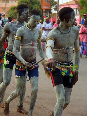 Chicos vestidos de ceremonia para el Carnaval