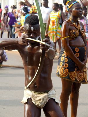 Un hombre apunta con su lanza ancestral en Bissau