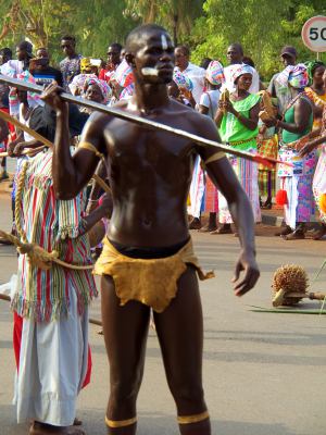 Un chico con su lanza durante el Carnaval de Bissau