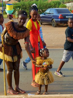Una mama con su niña en el Carnaval de Bissau