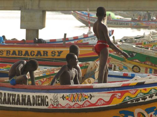 Unos chicos en un cayuco en Senegal