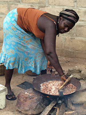 Una mujer cocinando en la Casamance