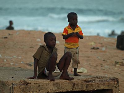 Dos niños en una playa de Benin