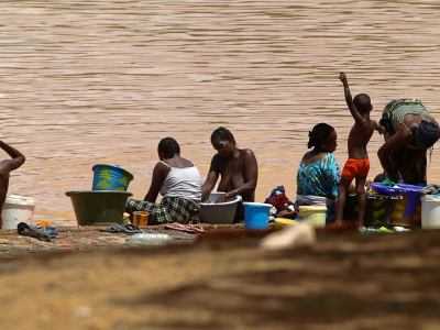 Unas mujeres lavando en el río Senegal