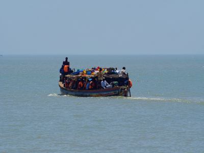 Barcazas zarpan del puerto de Bissau