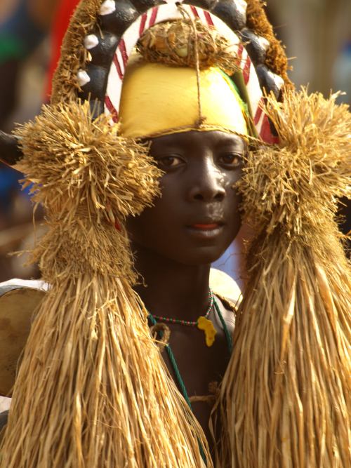 Un chico en el carnaval de Bissau