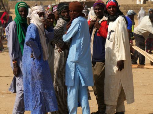 Varios hombre mirando en Maiduguri