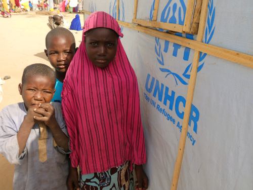 Varios niños en un campo de  refugiados de Maiduguri