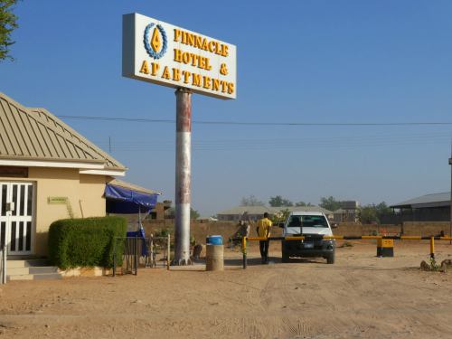 A la entrada del Hotel Pinacle en Maiduguri
