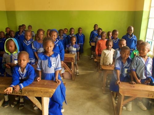 Una clase mixta en un colegio católico de Maiduguri