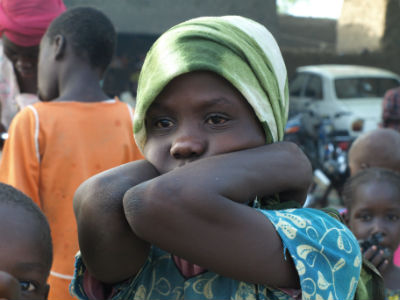 Una niña en una village del Lago Chad