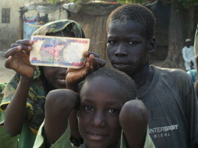 Unos niños en una village a orillas del Lago Chad