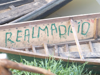 Un cartel del Real Madrid en una isla del Lago Chad