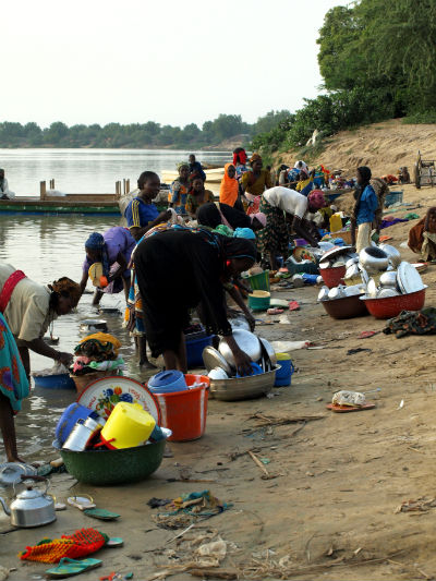 Mujeres lavando a la orilla del Lago Chad en la isla de Kofia