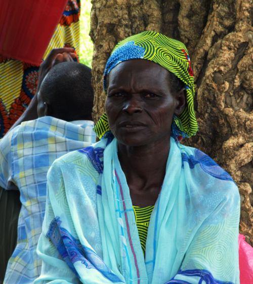 Una mujer en el mercado de los borrachos de Camerun