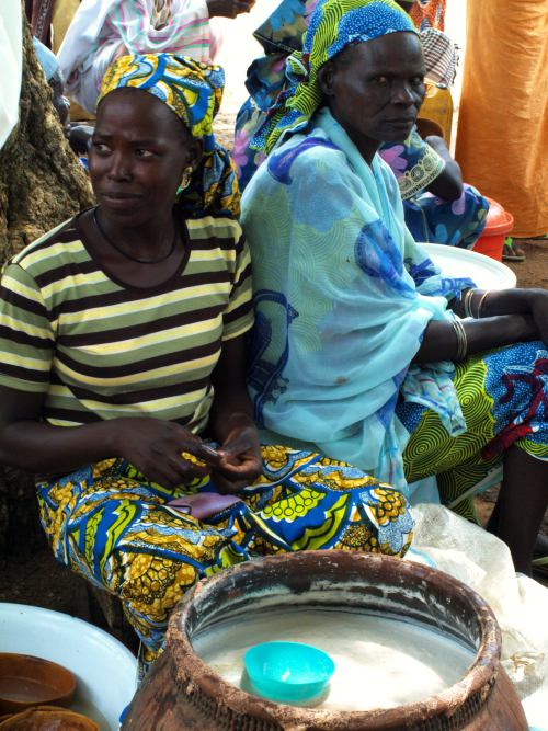 Mujeres vendiendo cerveza en el mercado de los borrachos en Camerun