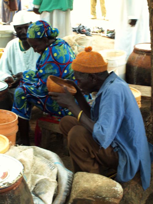 Un hombre bebiendo cerveza en el mercado de los borrachos en Camerun 