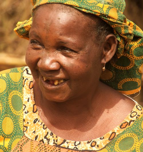 Una mujer sonríe en Kano