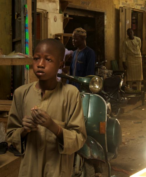 Un niño en el mercado de Kano