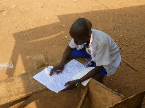 Un chico hace los deberes en la calle en Ibadan Nigeria