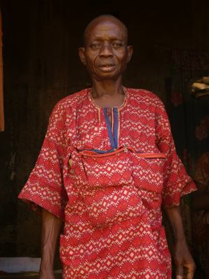 Un yoruba en Ibadan Nigeria a la puerta de su casa 