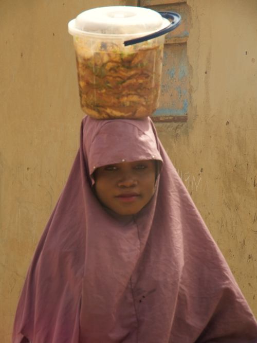 Una niña musulmana en un poblado cerca de Kano