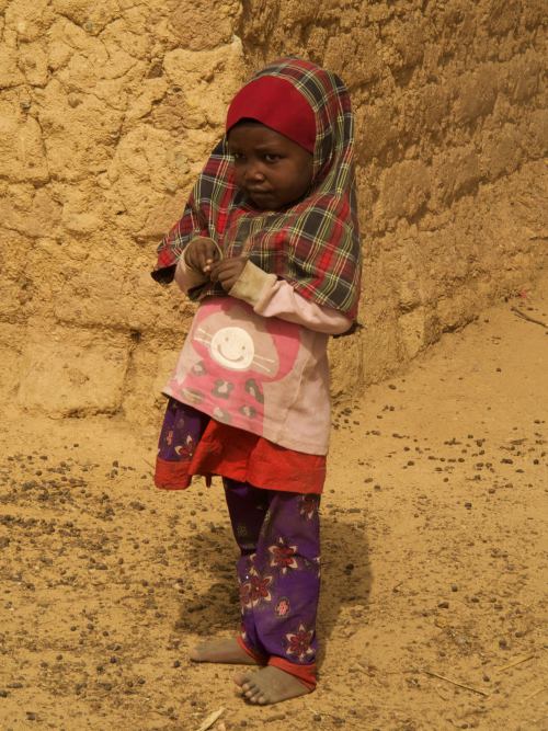 Una niña pequeña musulmana en un poblado cerca de Kano