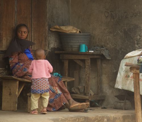 Una mujer a la puerta de su cada en Ibadan Nigeria