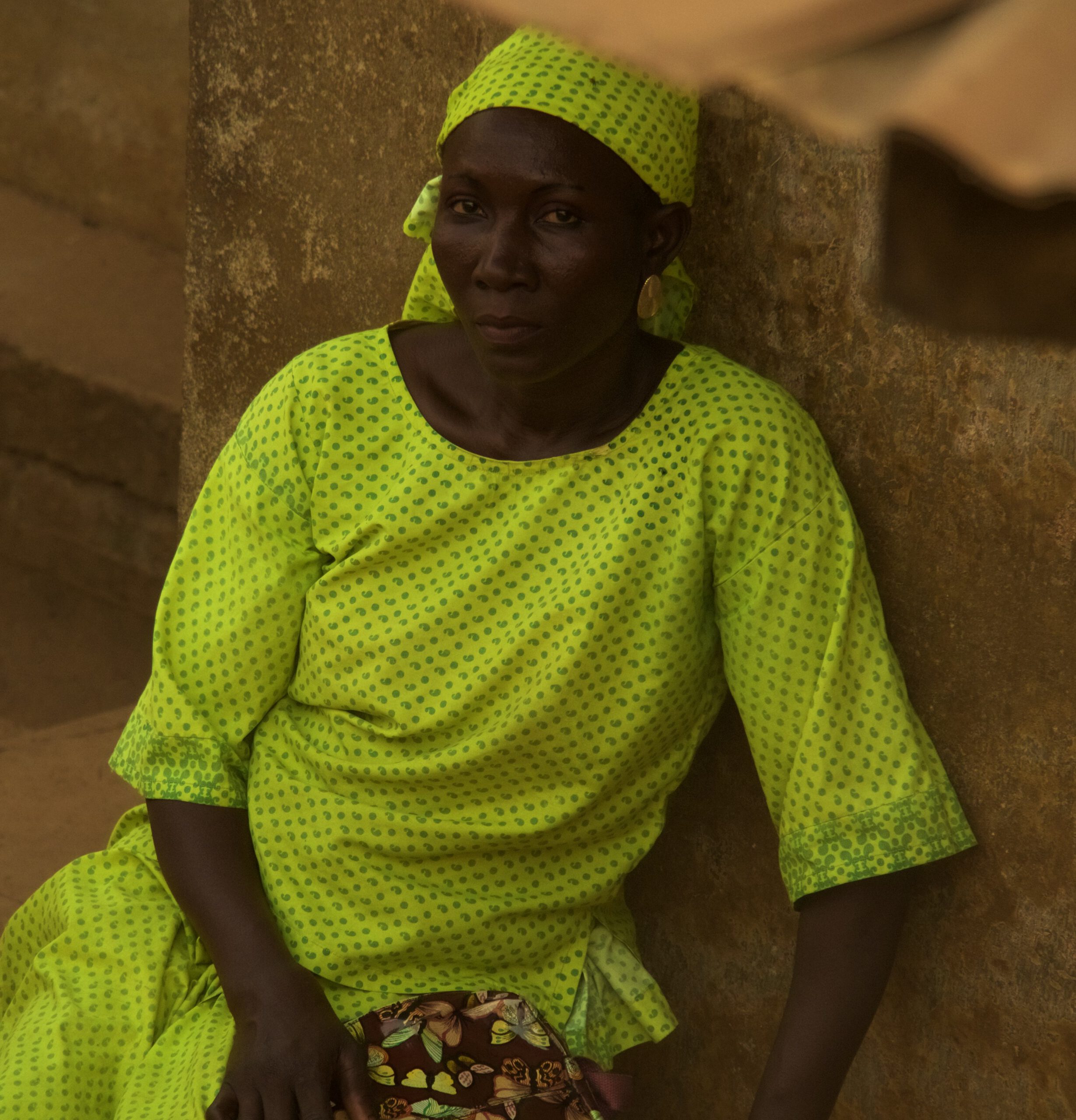 Una mujer a la puerta de su casa en un barrio de Ibadan Nigeria