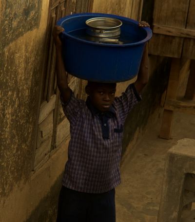 Un chico en Ibadan Nigaria 