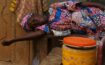 Una mujer durmiendo a la puerta de su casa en Nigeria