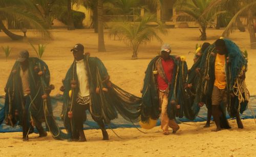 Pescadores en la playa de la Casa del Papa en Oudja (Benin)