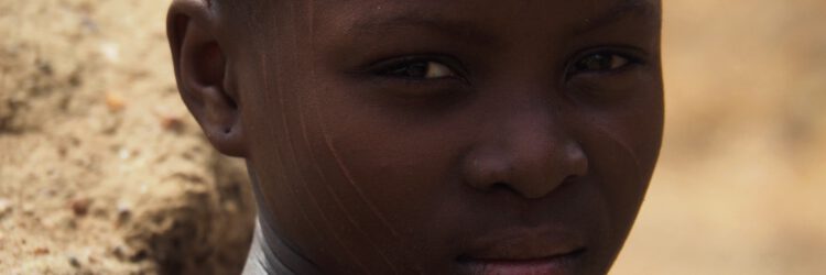 Un niño Taneka con escarificaciones en la cara Republica de Benin