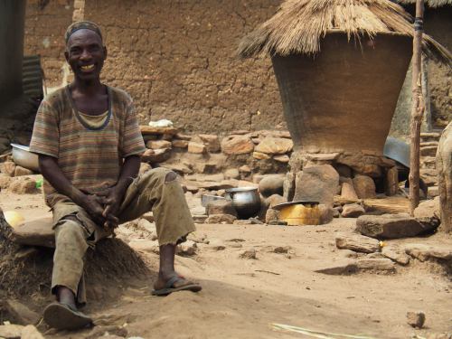 Un hombre en su choza en un pueblo taneka republica de Benin