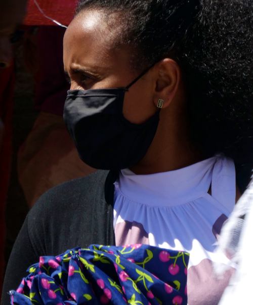 Una mujer con mascarilla en Adis Abeba